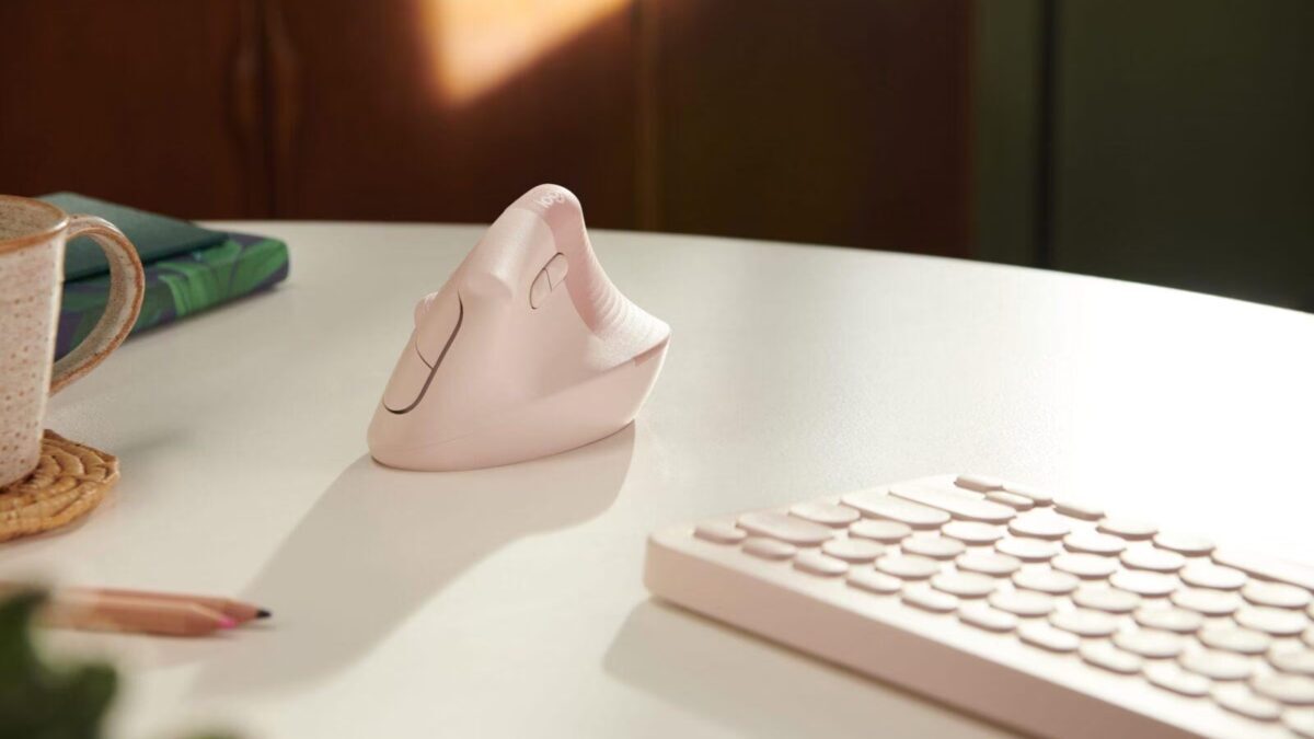 Беспроводная вертикальная мышь Logitech Lift на столе