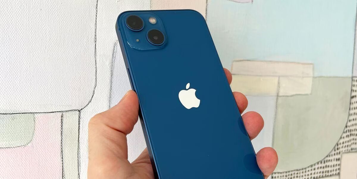 Синий iPhone 13 с двойной камерой на задней панели