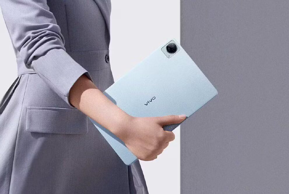 Женщина в сером костюме держит планшет Vivo Pad на снимке