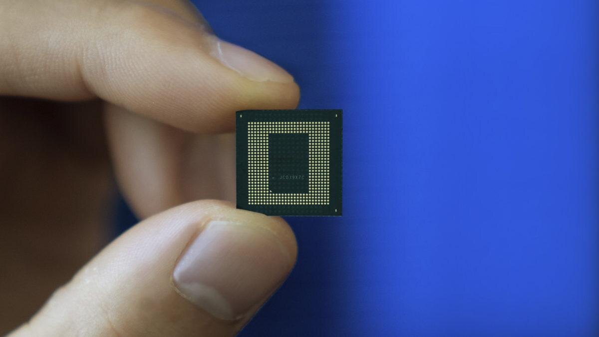 qualcomm snapdragon 888 chip in hand 1200x675 1