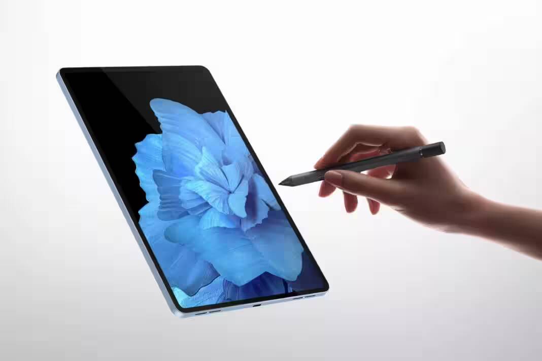 Планшет Vivo Pad засветился в Geekbench 2 Планшет Vivo Pad с рукой и стилусом сбоку