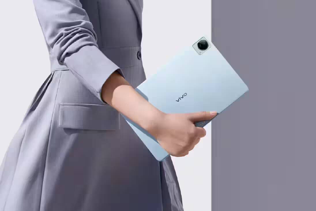 Планшет Vivo Pad засветился в Geekbench 1 Планшет Vivo Pad в руке девушки с серым костюмом