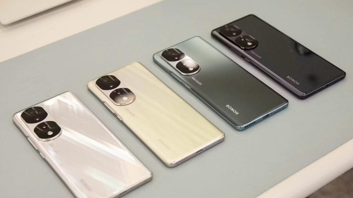 Четыре смартфона Honor 70 и Honor 70 Pro на поверхности, показ на живых фото
