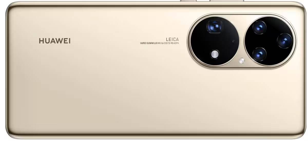 Задняя часть смартфона Huawei с тремя камерами и логотипом Leica