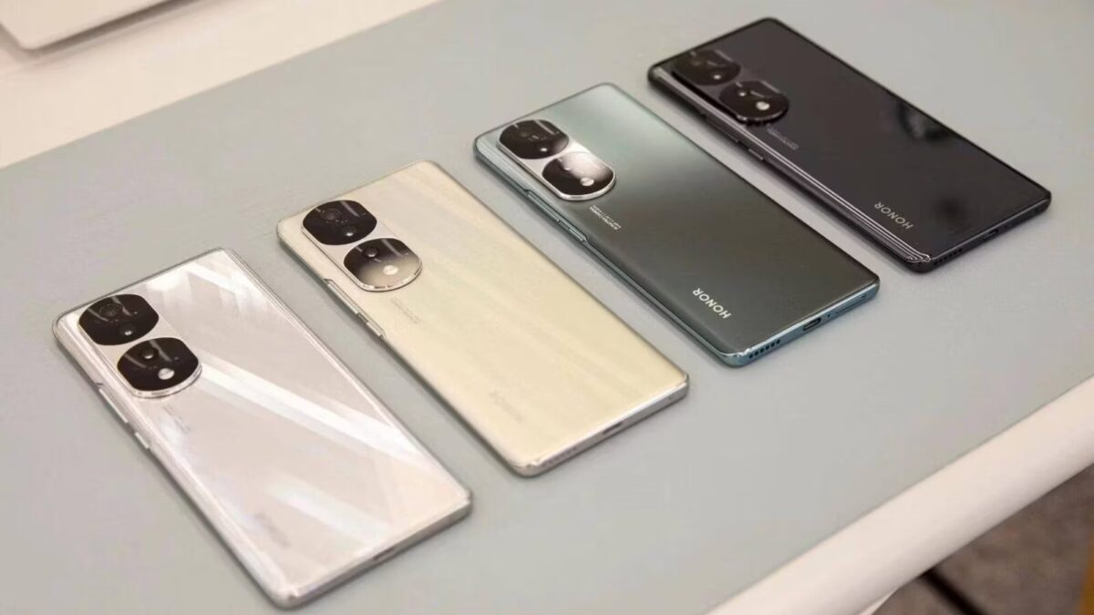 Смартфоны Honor 70 Pro на столе, видны тройные камеры, четыре модели серии 70