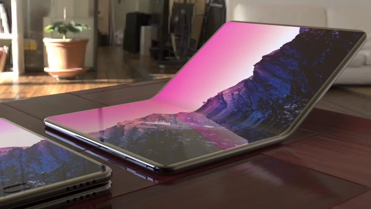 Смартфон Samsung Galaxy Z Fold 4 с разложенным дисплеем и шарниром в фокусе