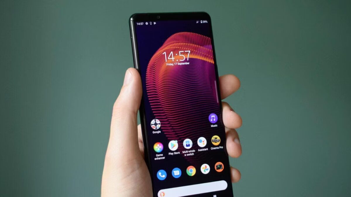 Sony Xperia 1 IV: флагманский смартфон Sony в руках, передняя панель крупным планом