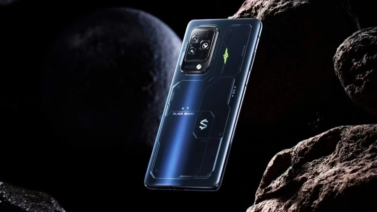 ЖК-экран смартфона Black Shark 5 в космическом стиле