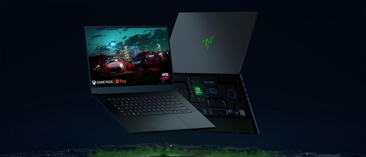 Игровой ноутбук Razer Blade 15 с открытым экраном и подсветкой клавиатуры