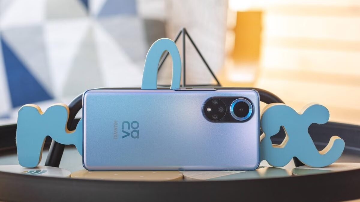 Смартфон Huawei Nova 10 с тремя камерами и голубым корпусом на подставке