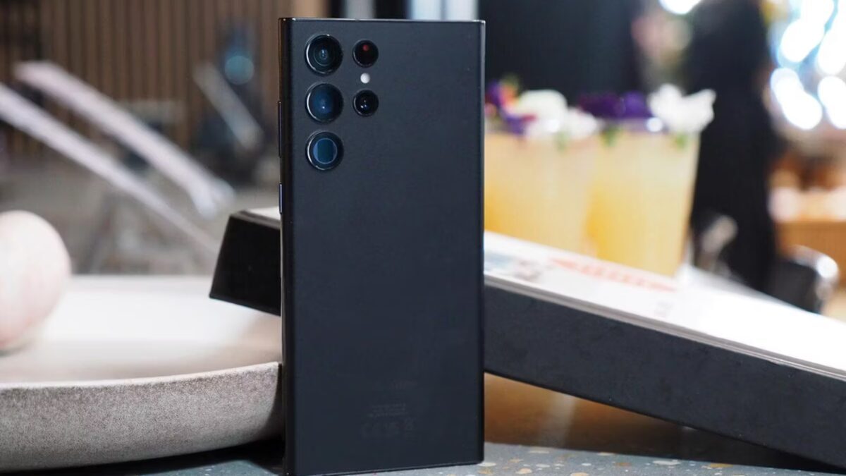 Кадр промо Samsung Galaxy S22 Ultra с режимом ночной съёмки в стиле сериала «Очень странные дела»