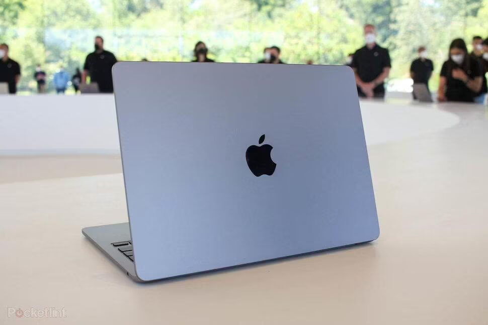 Новый MacBook Air M2 с задней крышкой серебристого цвета