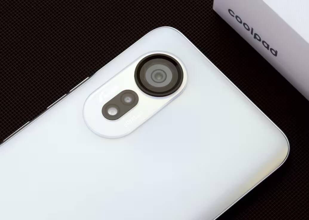Камера смартфона Coolpad Cool 20s с двумя объективами и вспышкой