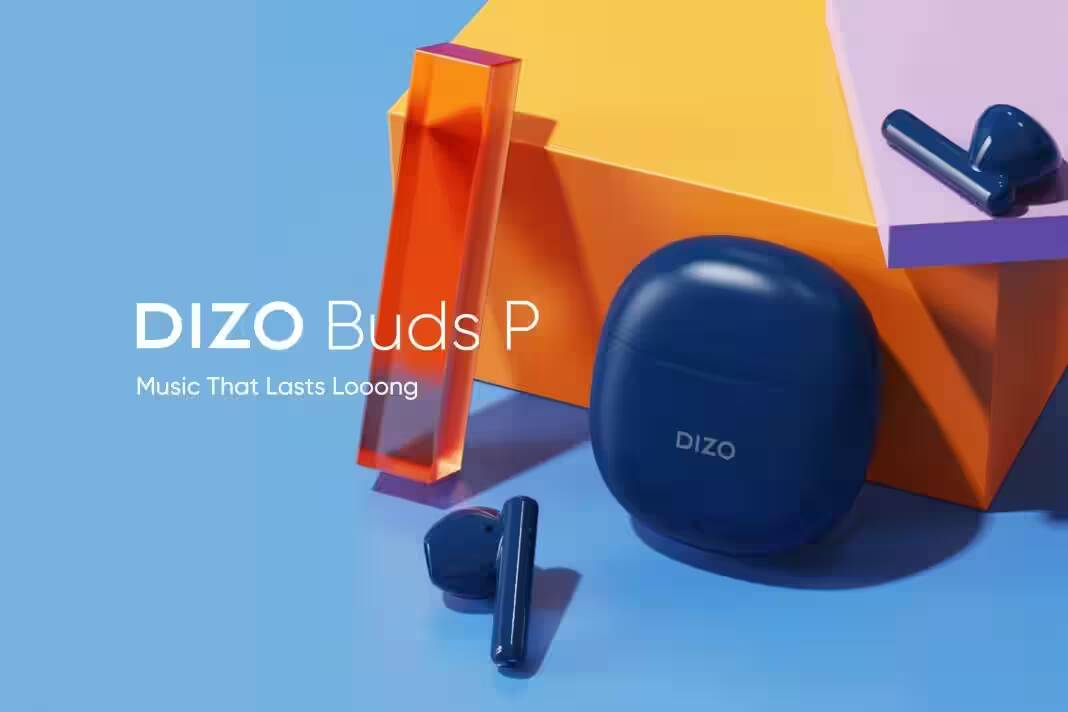 Наушники Dizo Buds P в синем цвете с кейсом и наушниками на фоне цветных геометрических фигур