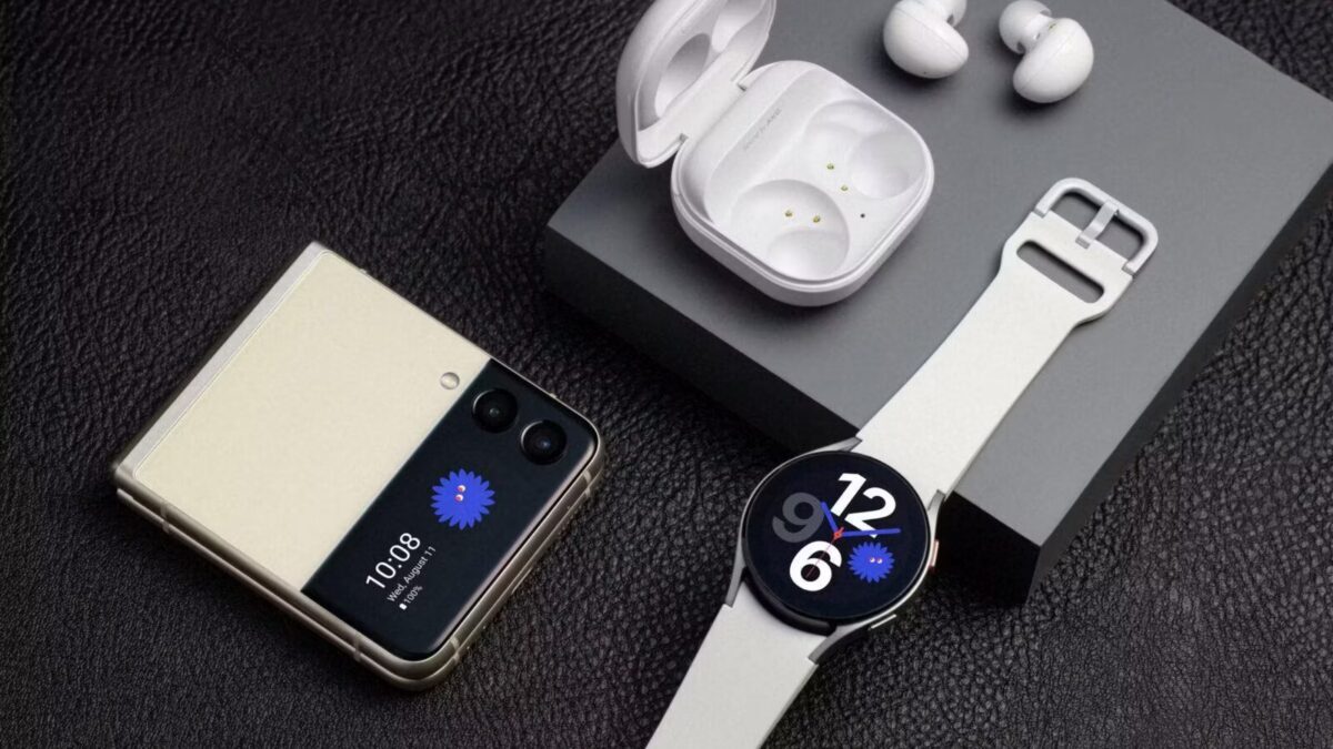 Смартфон Samsung Galaxy Z Flip 4 на столе с аксессуарами
