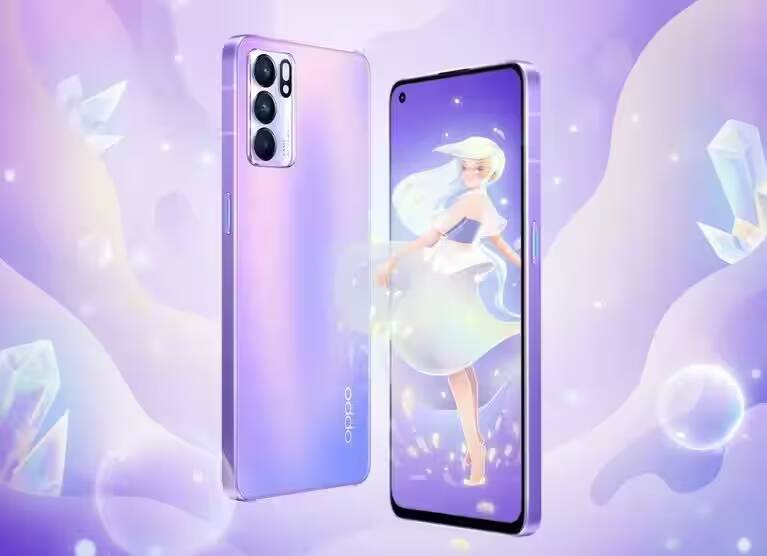 Фиолетовый смартфон OPPO Reno 8 с тремя камерами