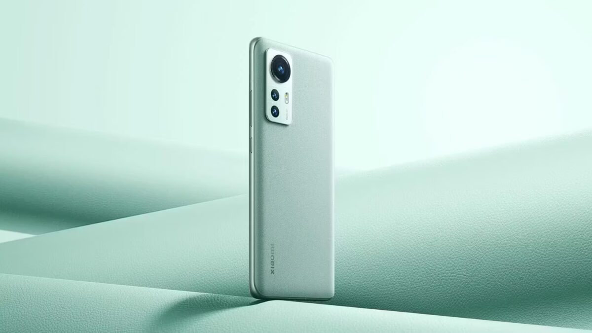 Задняя панель Xiaomi 12T с камерой в вертикальной ориентации