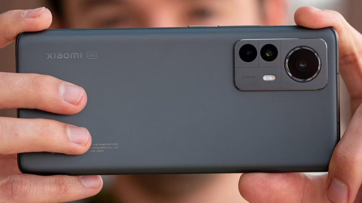 Задняя панель смартфона Xiaomi 12S с крупной камерой