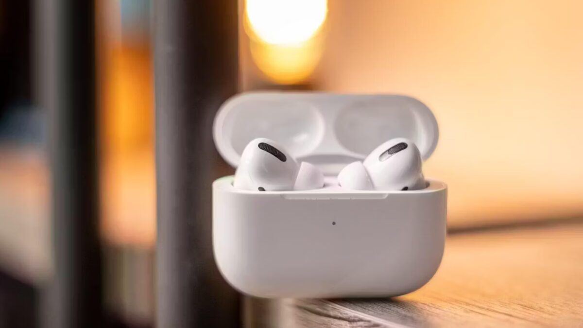 Наушники AirPods Pro 2 в открытом кейсе с подсветкой