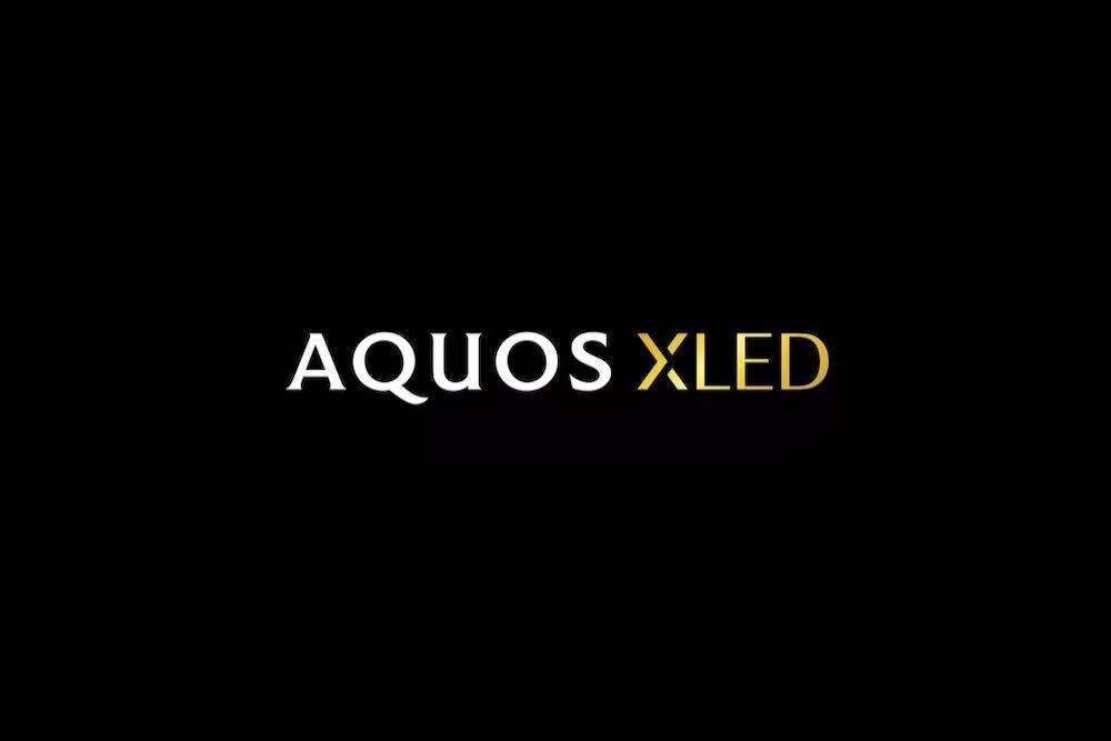 Черный экран телевизора AQUOS XLED F8 с логотипом крупным шрифтом