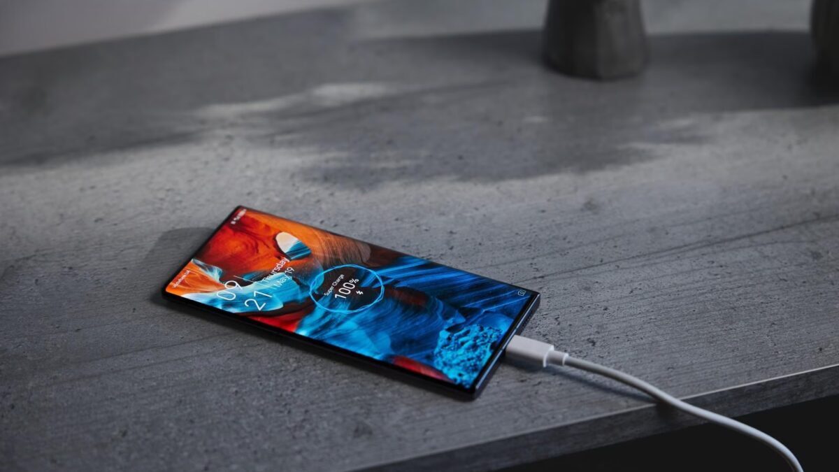 ZTE Axon 40 Ultra на зарядке: дисплей и порт зарядки на столе в офисе