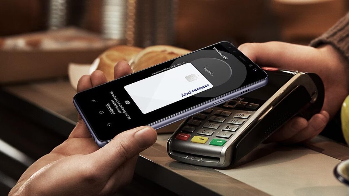 Смартфон Samsung Galaxy S21 с экраном для бесконтактной оплаты Samsung Pay