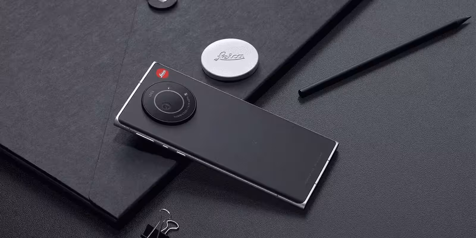 Смартфон Xiaomi 12 Ultra с логотипом Leica на задней панели и крупным блоком камер