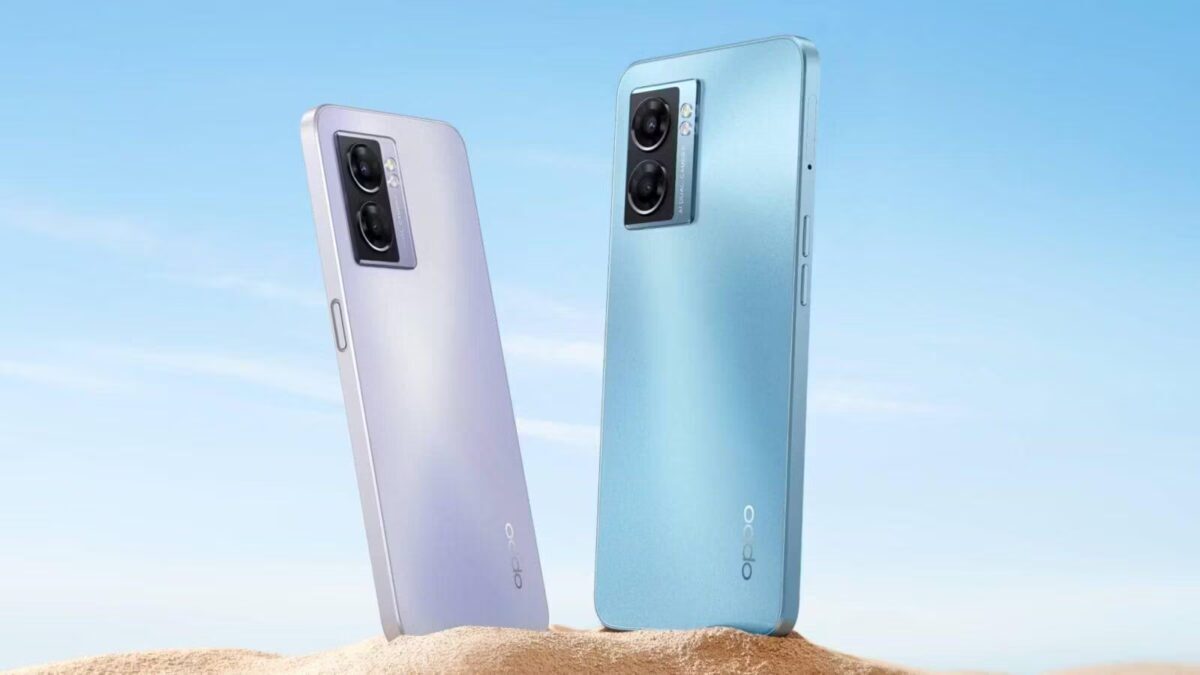 Два смартфона Oppo A77 5G с тройными камерами на фоне неба
