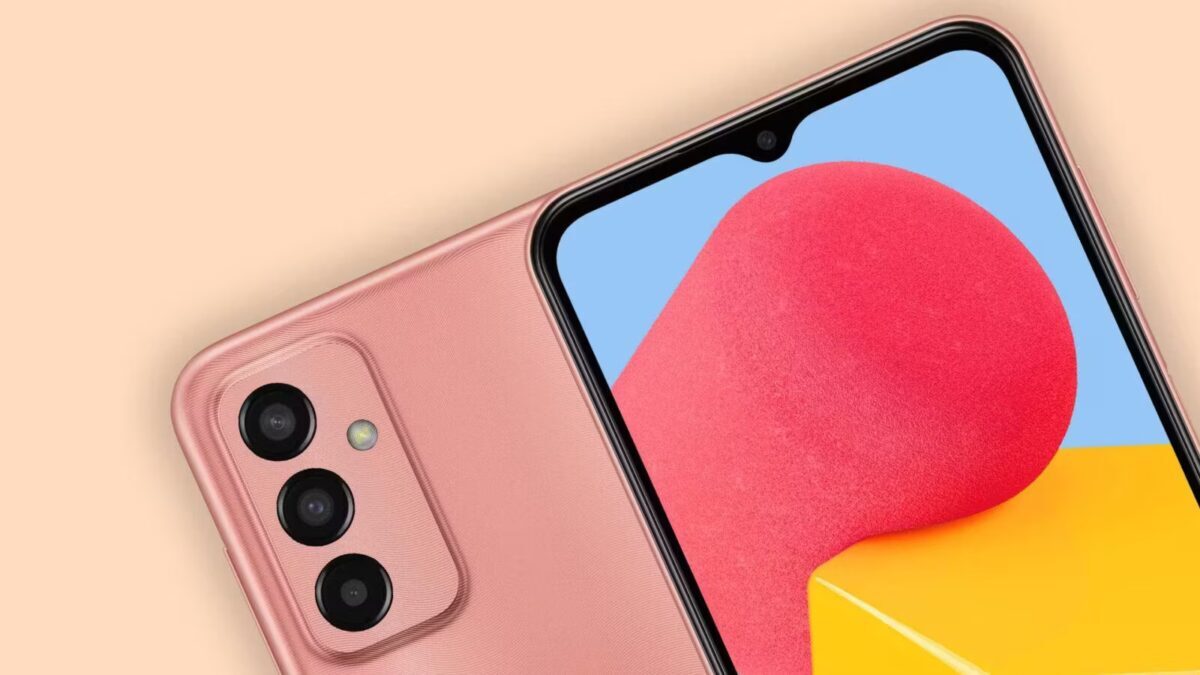 Смартфон Samsung Galaxy M13 5G с тройной камерой и акцентированным модулем