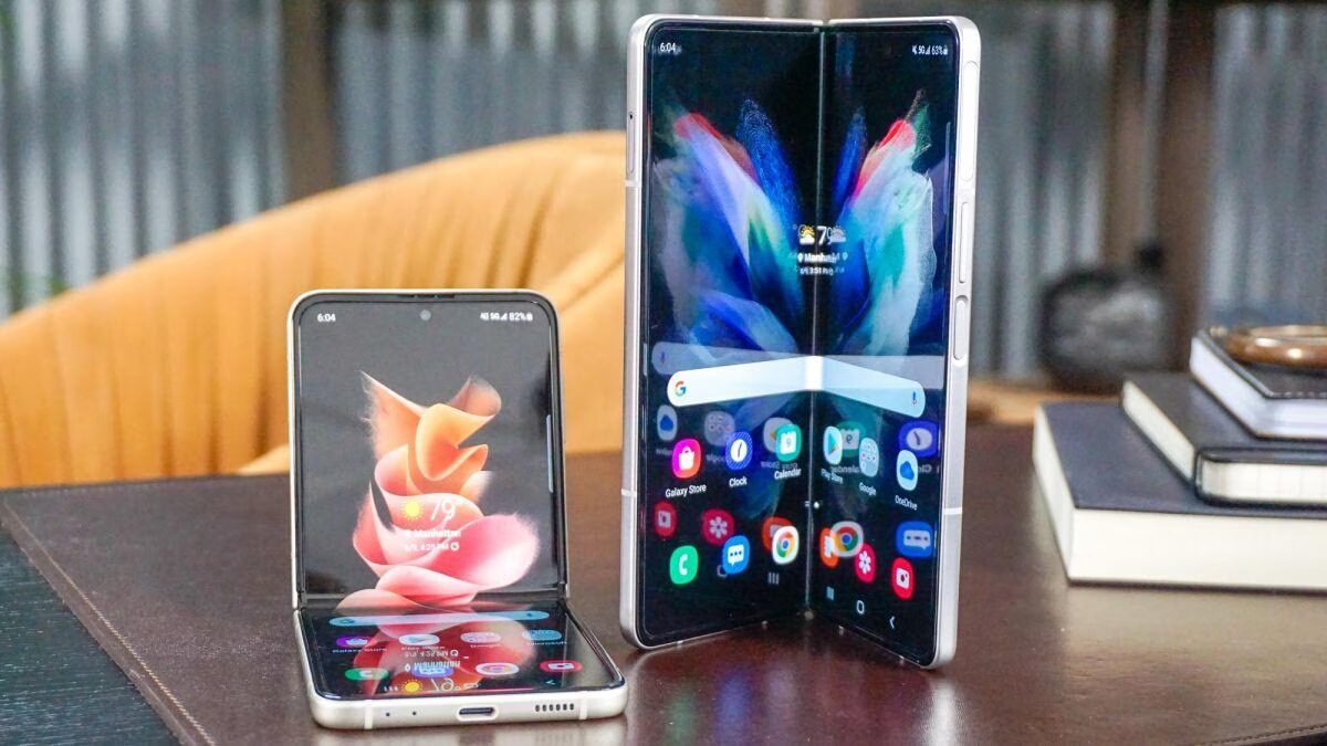 Два смартфона Samsung Galaxy Z Fold4 и Z Flip4 на столе