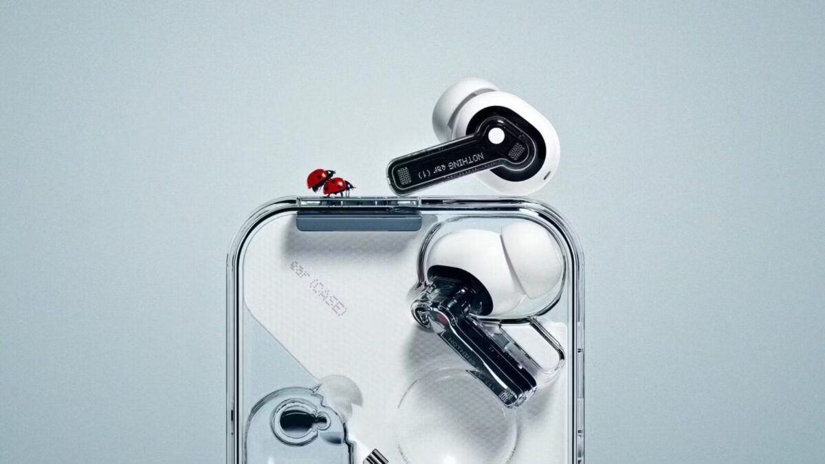 Nothing ear (1) — обновлённые беспроводные наушники Nothing показаны на изображении