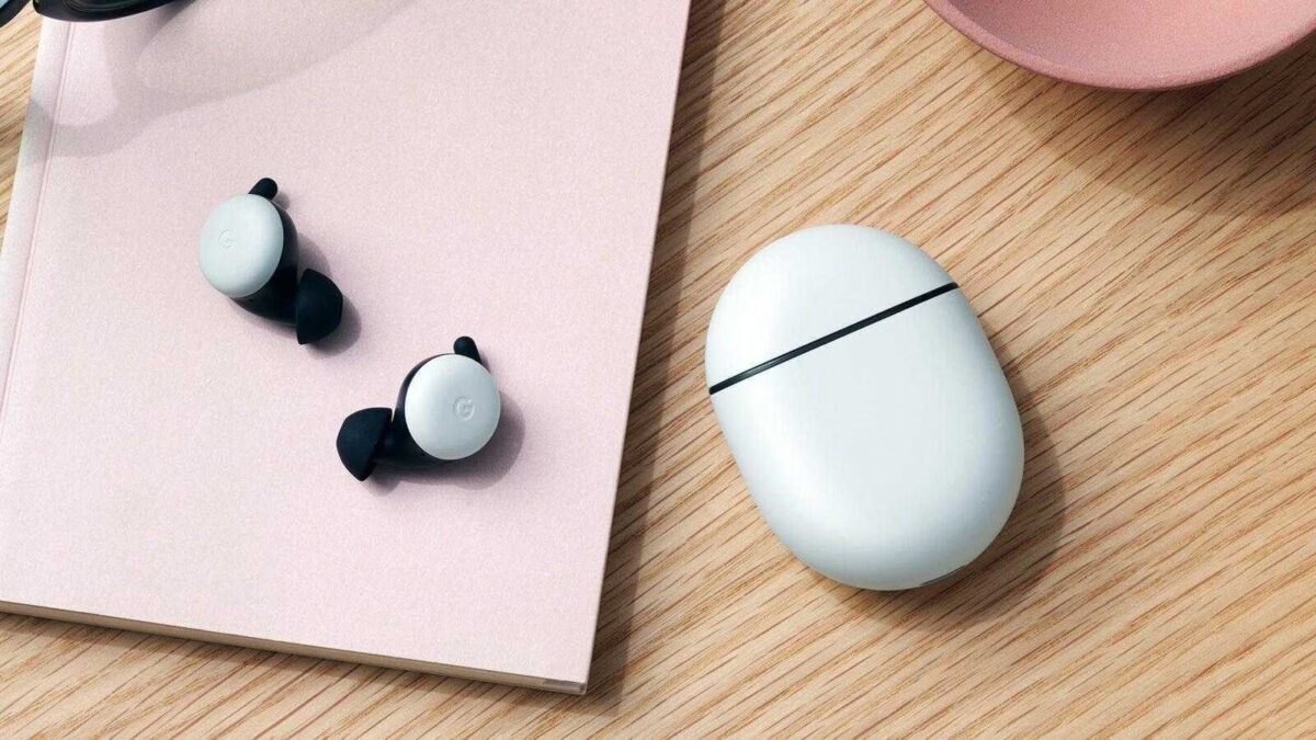 Беспроводные наушники Google Pixel Buds Pro и их чехол на деревянной поверхности