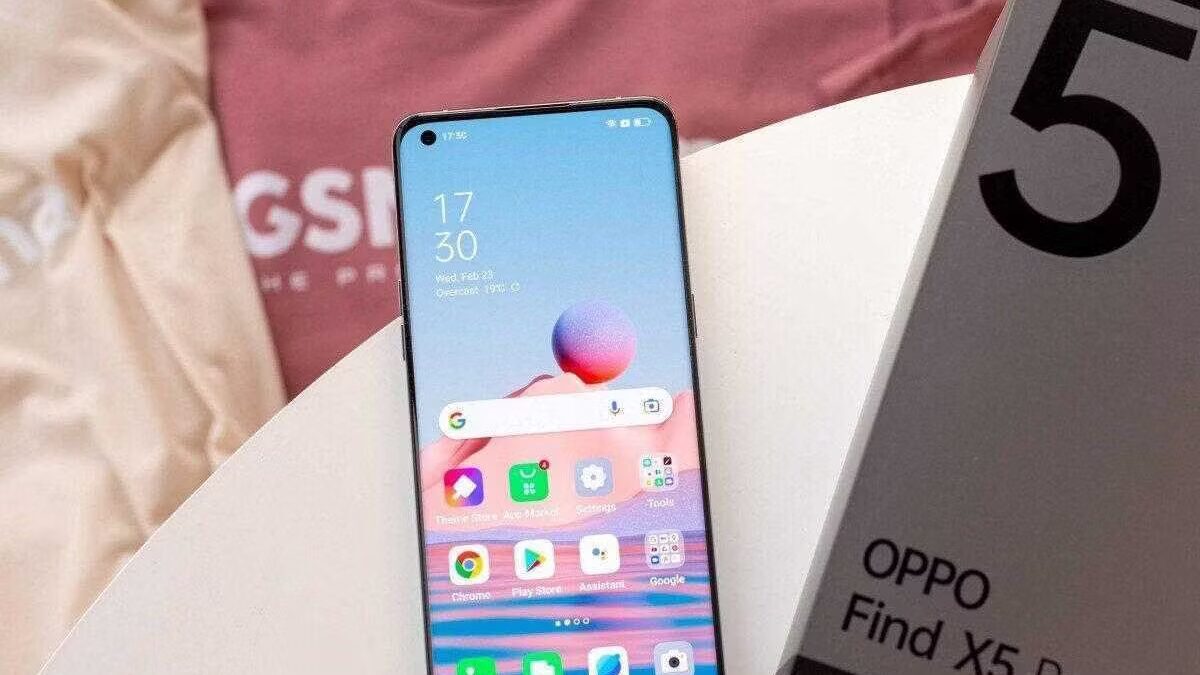 Смартфон Oppo Find X5 Pro на белом столе с коробкой