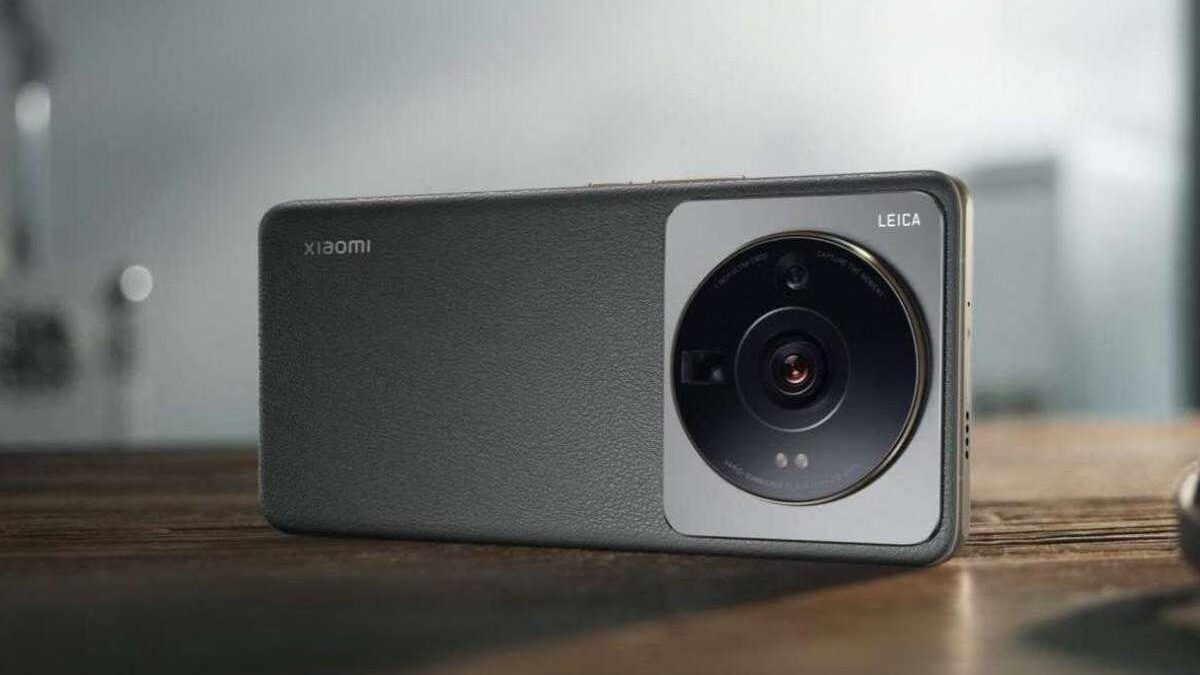 Xiaomi 12S Ultra с оптикой Leica и процессором Snapdragon 8+ Gen 1 в кадре