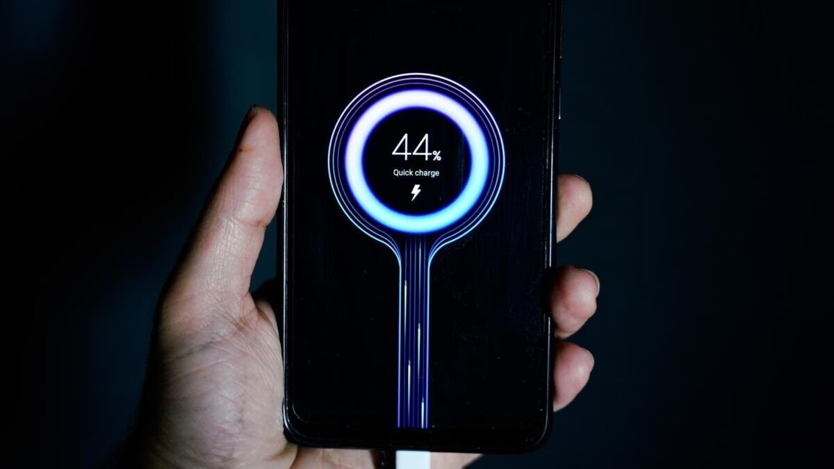 Смартфон Infinix с индикатором быстрой зарядки 44%