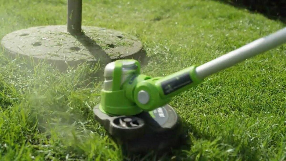 Аккумуляторный триммер Greenworks G24LT30 режет траву