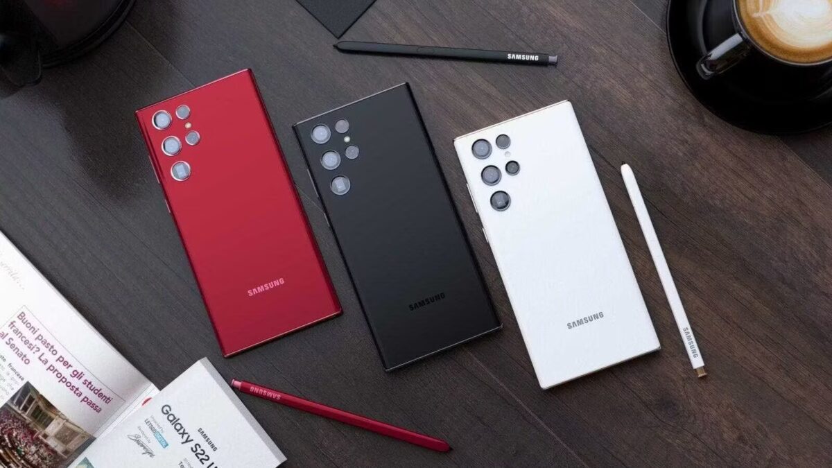 Три смартфона Samsung Galaxy S22 Ultra на столе, с ручками и бумагами
