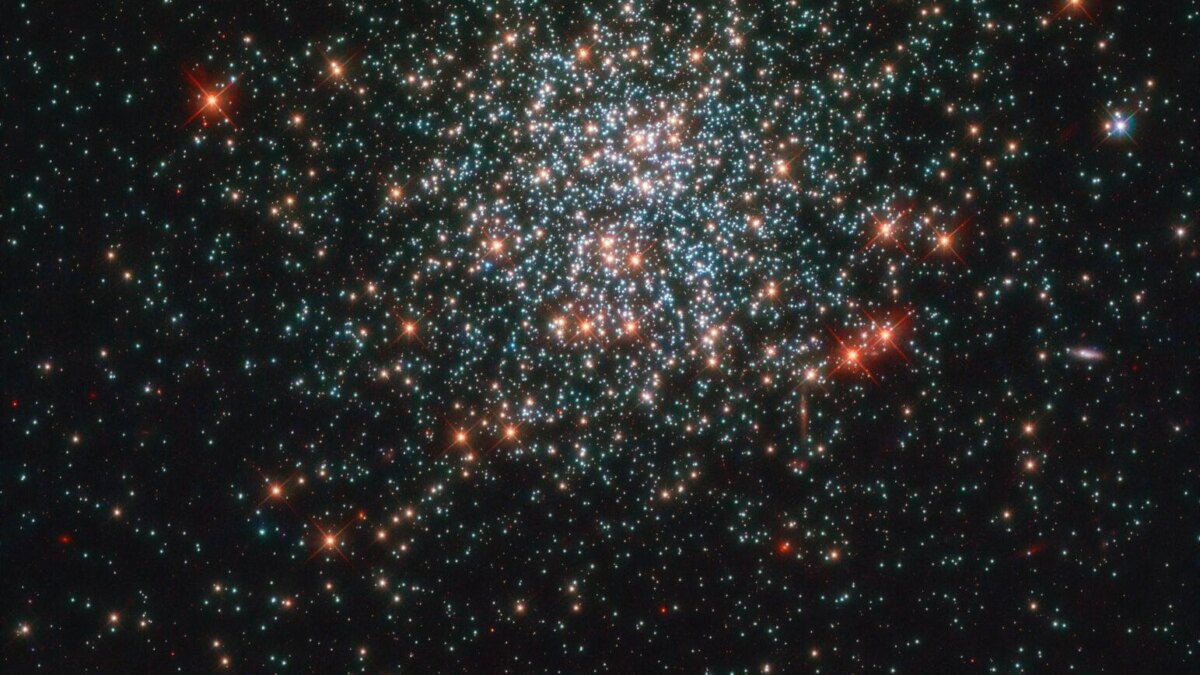 Hubble запечатлел сверкающее скопление из тысяч звезд 5 Hubble