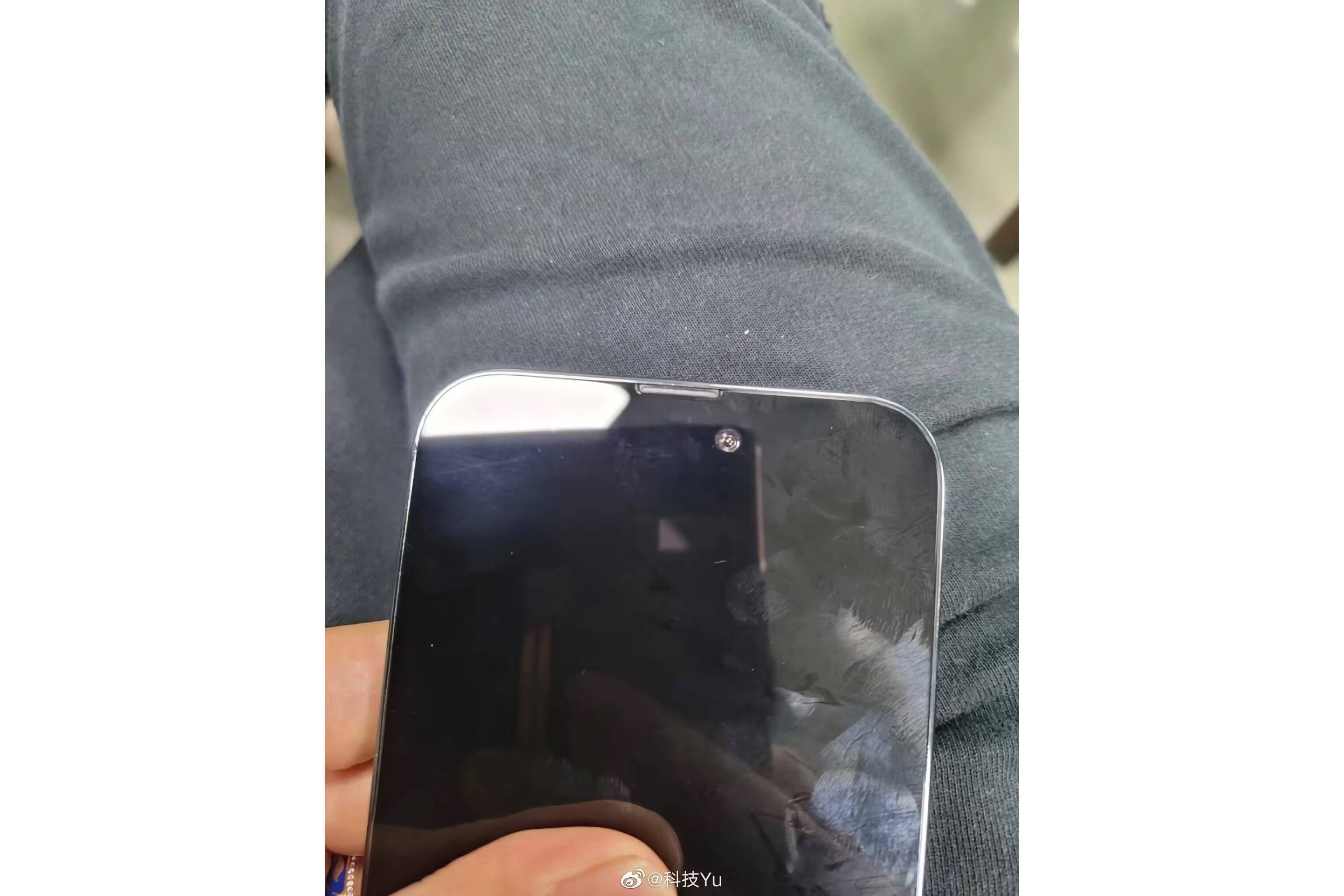 Экран iPhone 14 Pro Max с черным дисплеем и фронтальной камерой