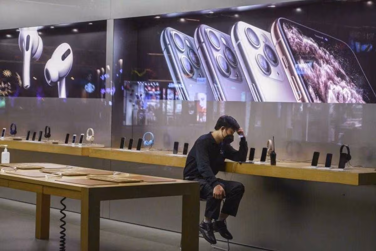 Apple заплатит $30,5 млн работникам магазинов за досмотр сумок 3 iphone china covid19 koronaios texnologia gettyimages