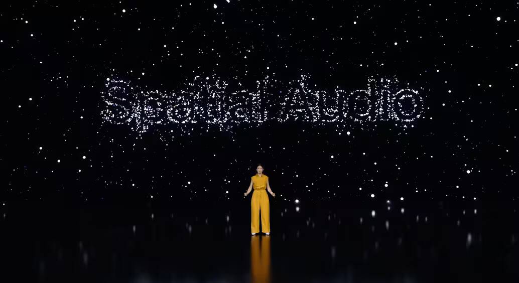 Женщина в желтом костюме перед сияющим фоном с названием Apple AirPods Pro 2 ген