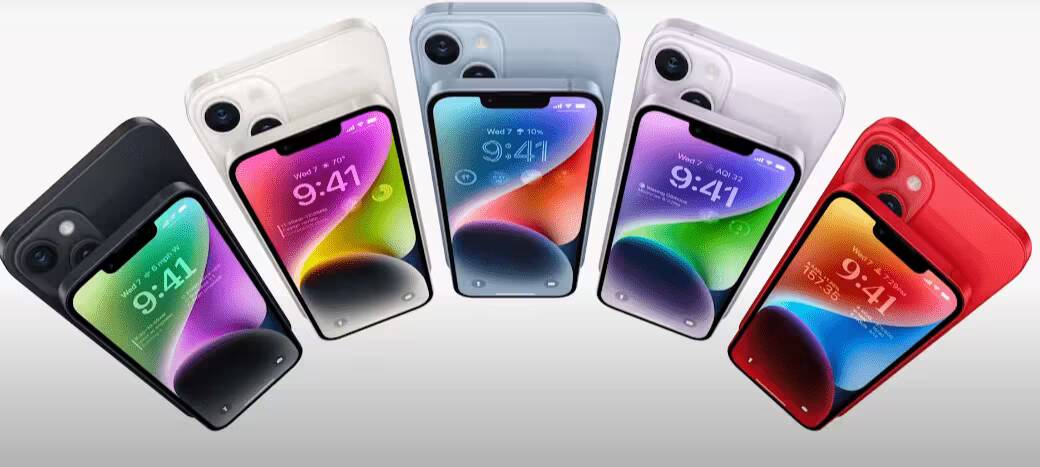Группа iPhone 14 и iPhone 14 Plus разных цветов с передним и задним видом