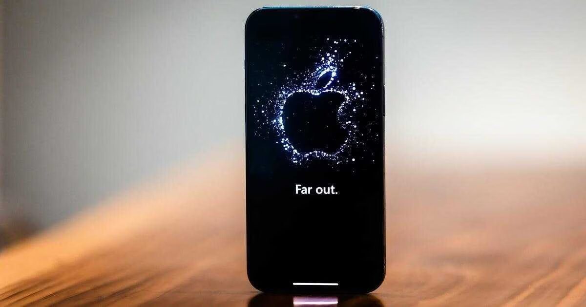 Apple iPhone 14 на экране с анимацией логотипа Apple