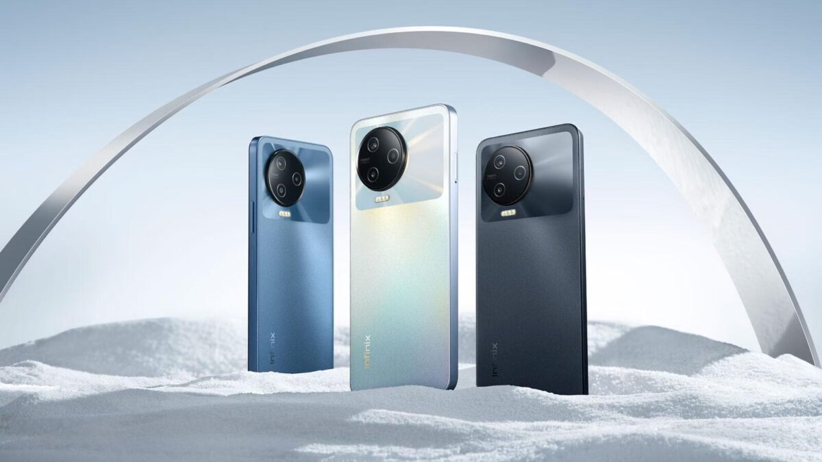 Три смартфона Infinix Note 12 Pro с круглыми модулями камер на фоне зимнего пейзажа