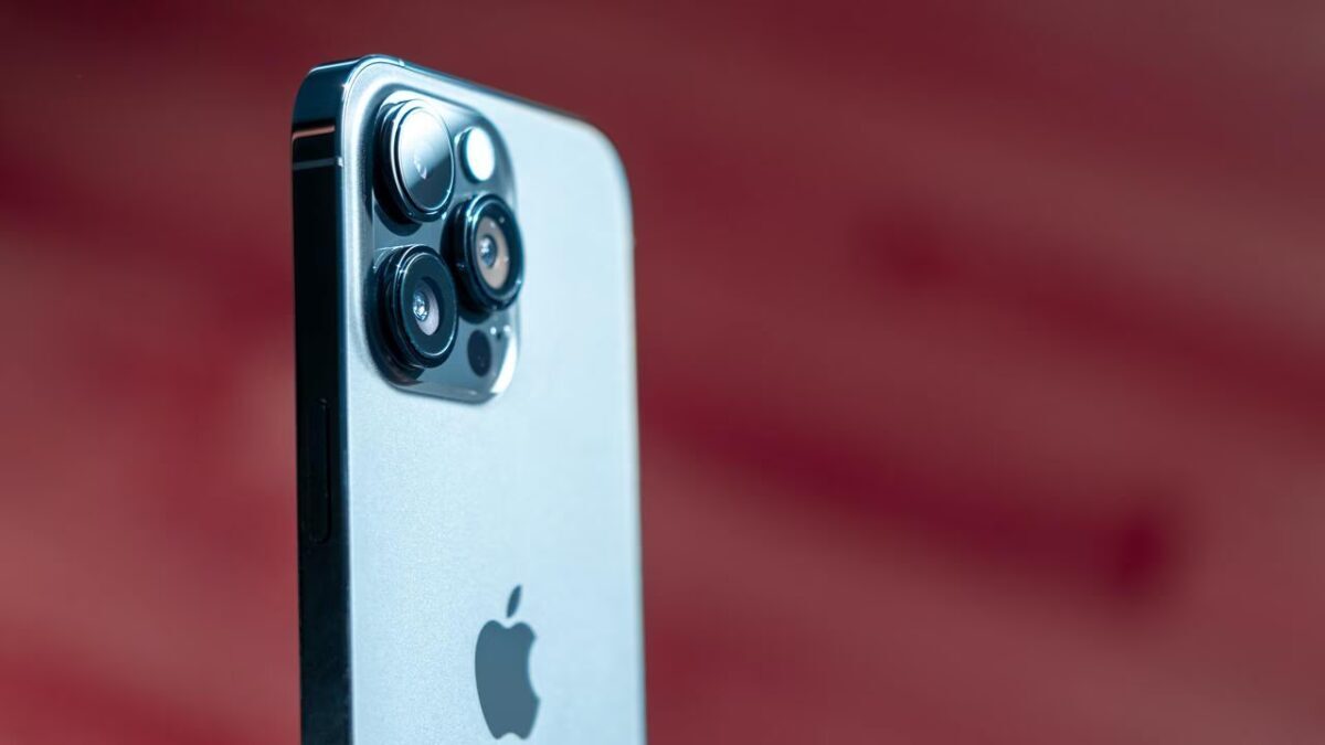 Задняя панель iPhone 15 Ultra с тремя камерами и крупными модулями