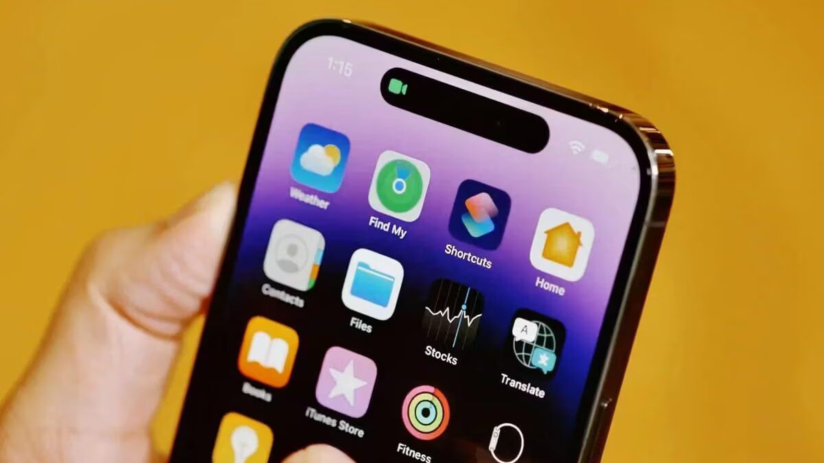 Экран iPhone с интерфейсом iOS 16 и домашним экраном с иконками приложений