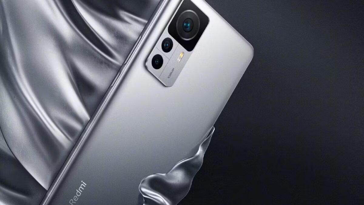 Задняя панель Redmi Note 12 с тройной камерой и логотипом бренда Xiaomi