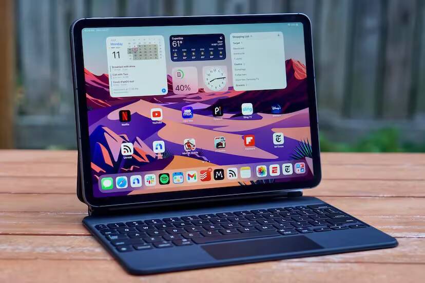 iOS и iPadOS 16.1 уже доступны 1 Айпад с клавиатурой на деревянном столе показывает домашний экран