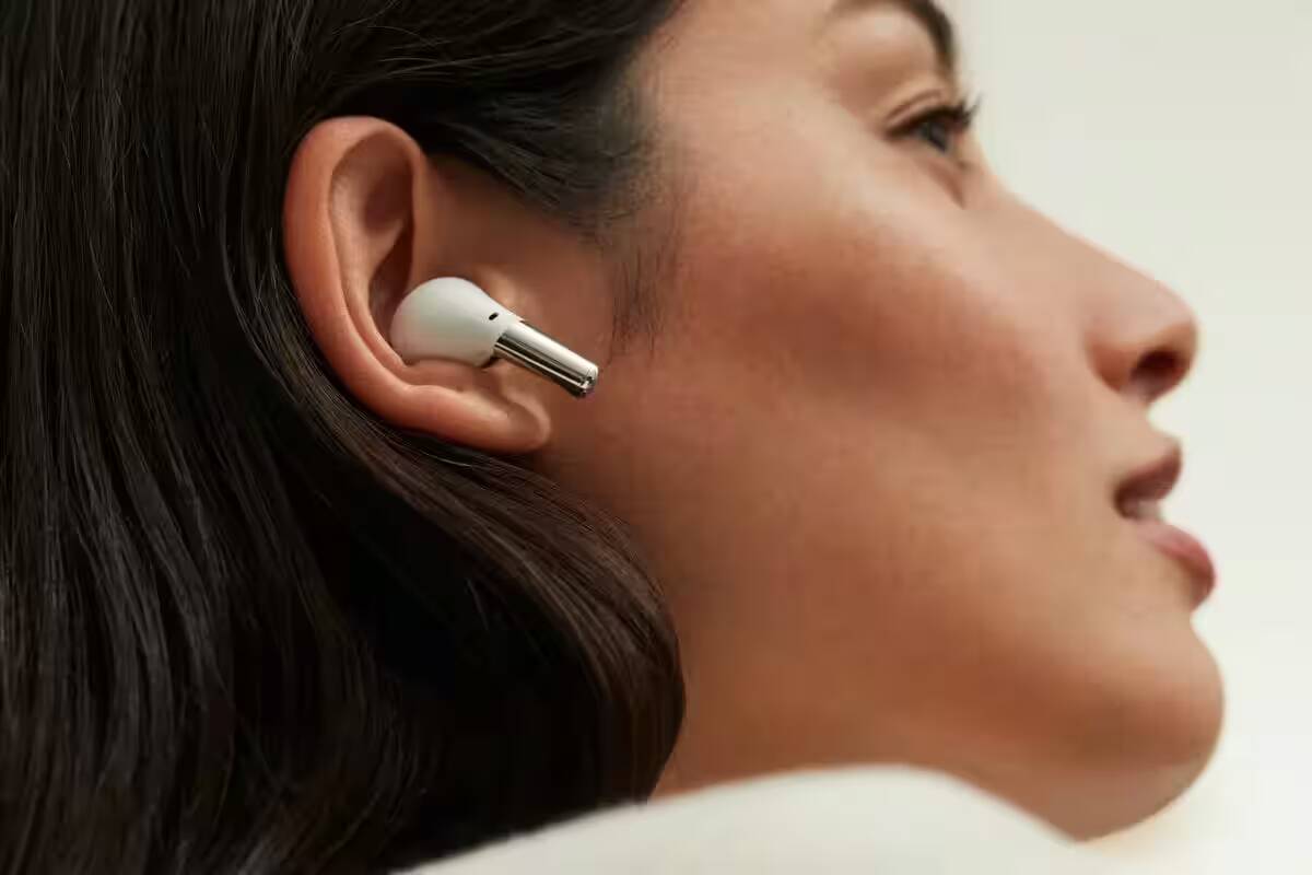 Ухо женщины с наушником OnePlus Buds Pro 2 сбоку