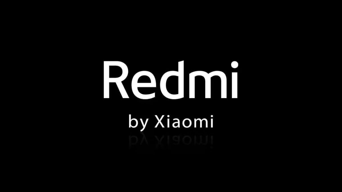 Логотип Redmi by Xiaomi на черном фоне во время презентации бренда Redmi
